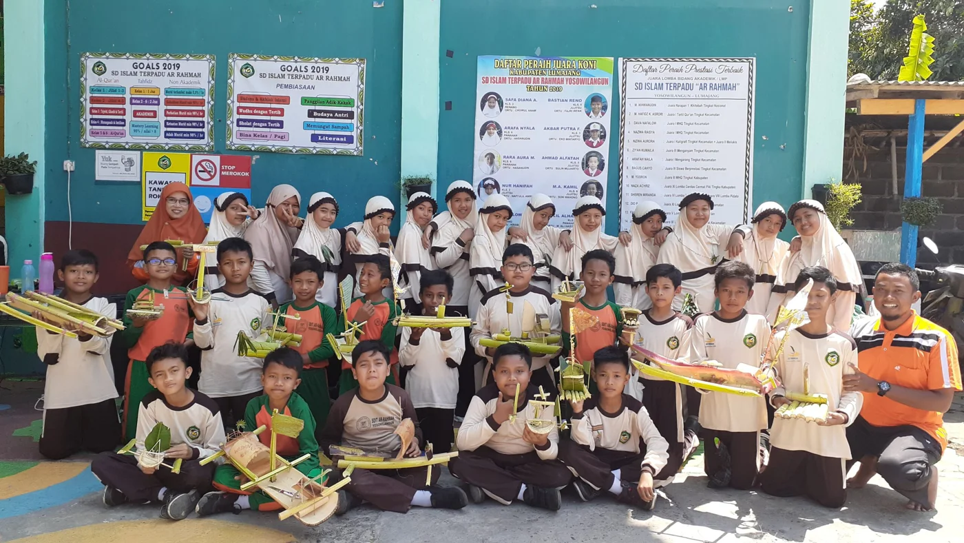 Anak-anak belajar bersama di lingkungan Ar Rahmah